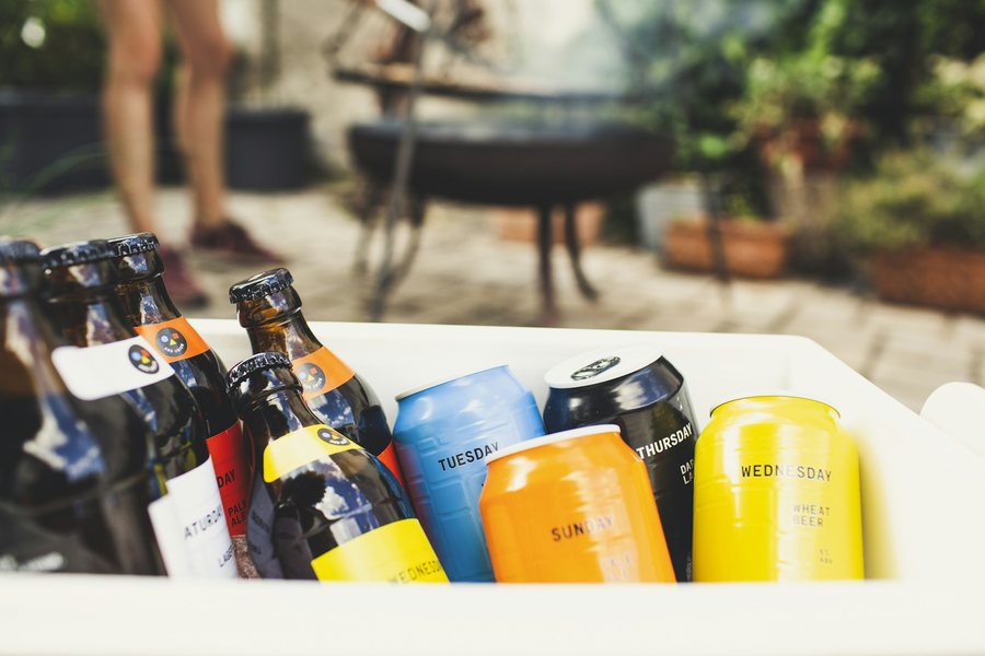 クーラーボックスに入った瓶と缶の飲み物